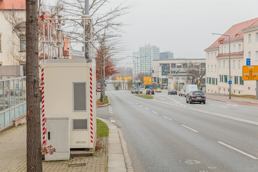 Eine zweite verkehrsnahe Messstation in Dresden steht auf dem Gehweg der Bergstraße stadtauswärts. Es handelt sich um einen kleinen weißen Container mit Probenahmeeinrichtungen auf dem Dach.