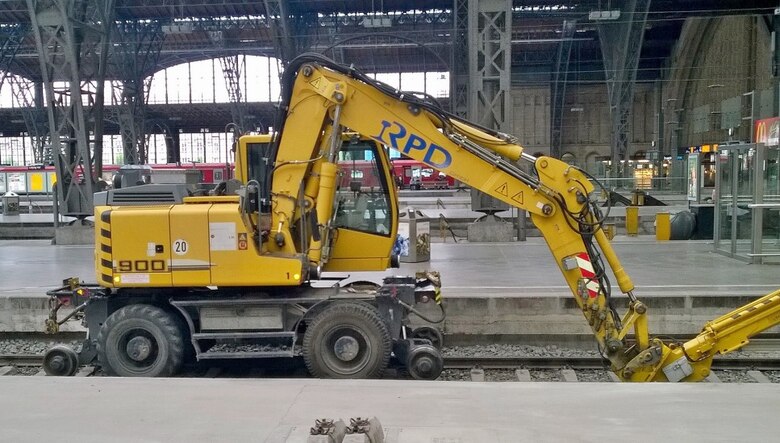 Baumaschine auf dem Gleis im Bahnhof