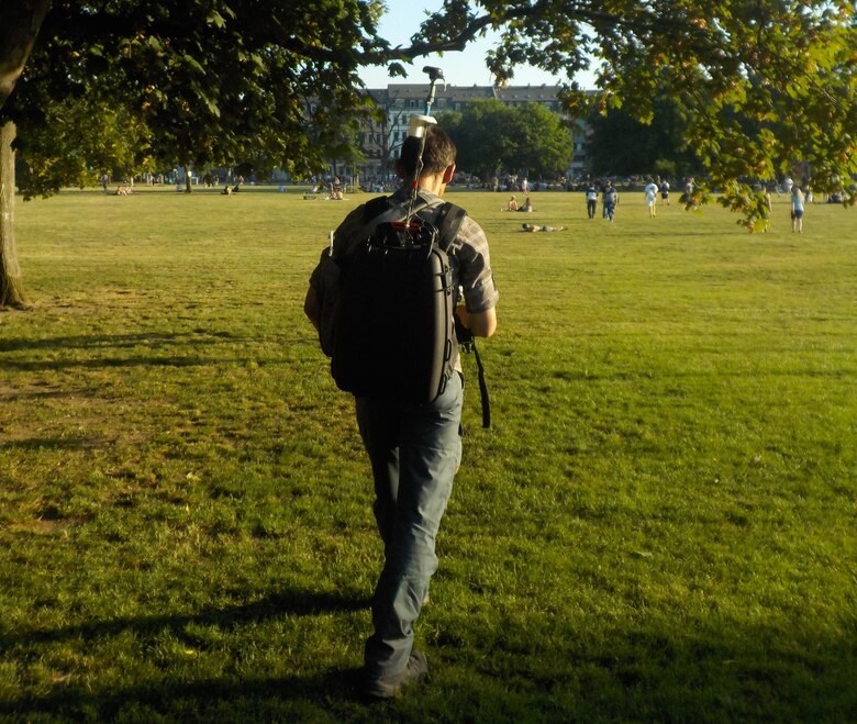 Das Bild zeigt den Mitarbeiter von TROPOS mit dem Messrucksack auf dem Rücken.