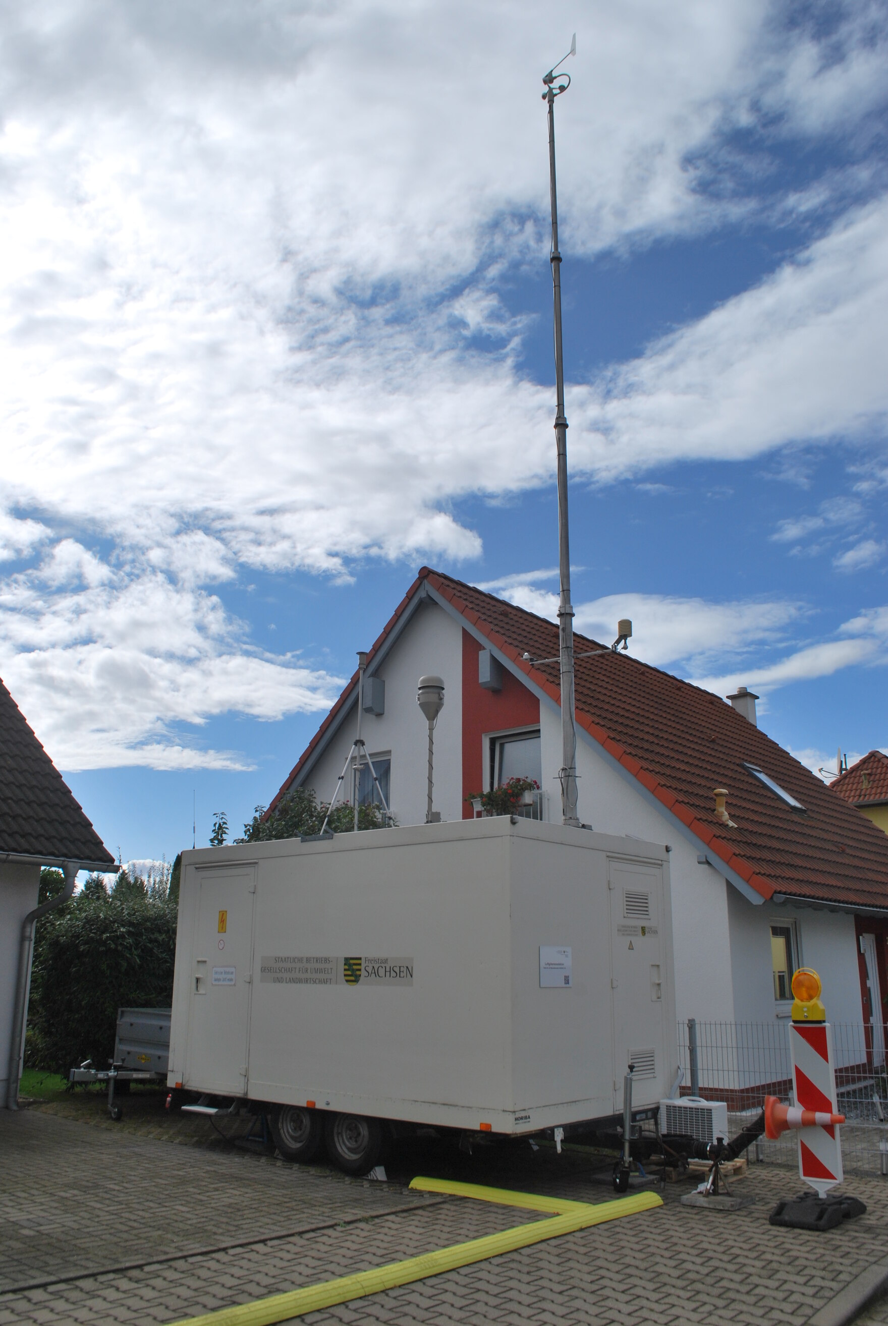 Mobiler Luftgütemesscontainer der Staatlichen Betriebsgesellschaft für Umwelt und Landwirtschaft (BfUL) am Messpunkt in Elstertrebnitz, Foto: Holm Kühne (BfUL)