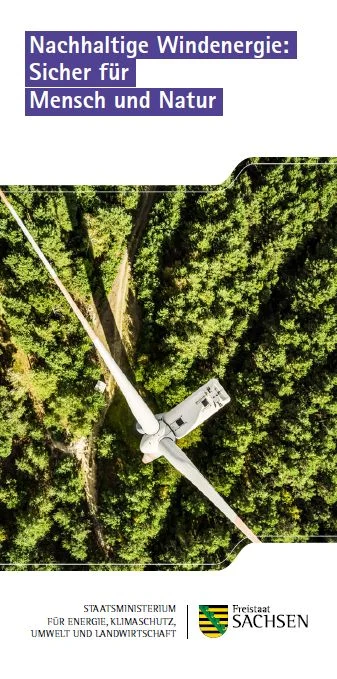 Flyer mit Windenergieanlage im Wald Flyer: Windenergieanlage von oben im Wald