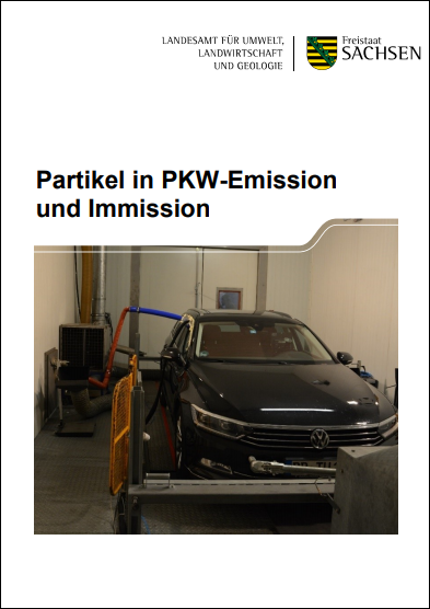 Das Titelbild des berichtes zeigt einen der untersuchten PKW auf dem Rollenprüfstand in der Klimakammer der TU Dresden