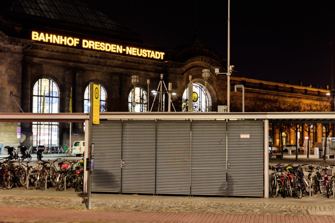 Die verkehrsnahe Messstation in Dresden steht am Neustädter Bahnhof zwischen Fahrradständern.